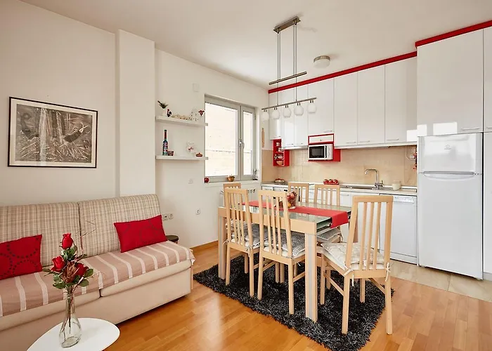 Luxury Near Center Apartment *