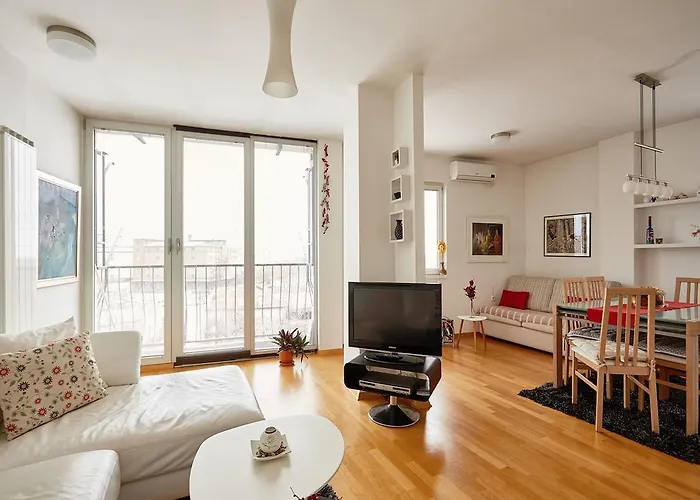 Luxury Near Center *